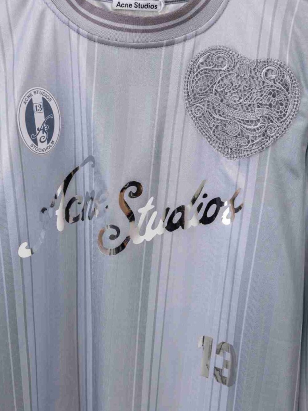 Acne Studios Silver Blue Soccer Jersey Cursive Logo Produits pour la mode - Picture 4 of 9